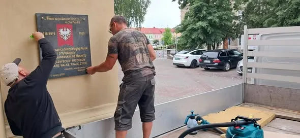 Tablica przy kościelnej wieży wróciła na swoje miejsce po remoncie