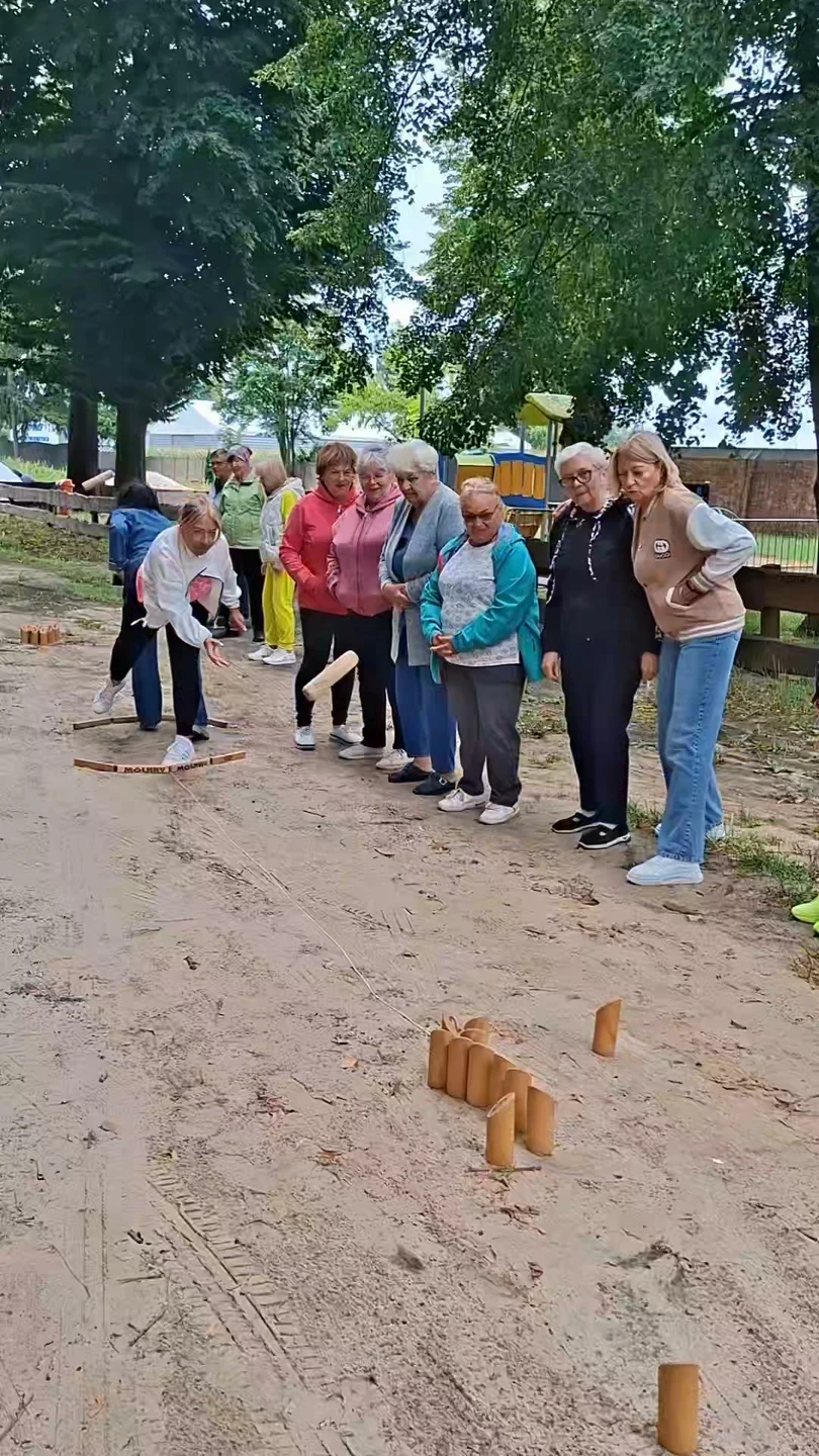 Seniorzy zagrali w Mölkky mimo niepogody