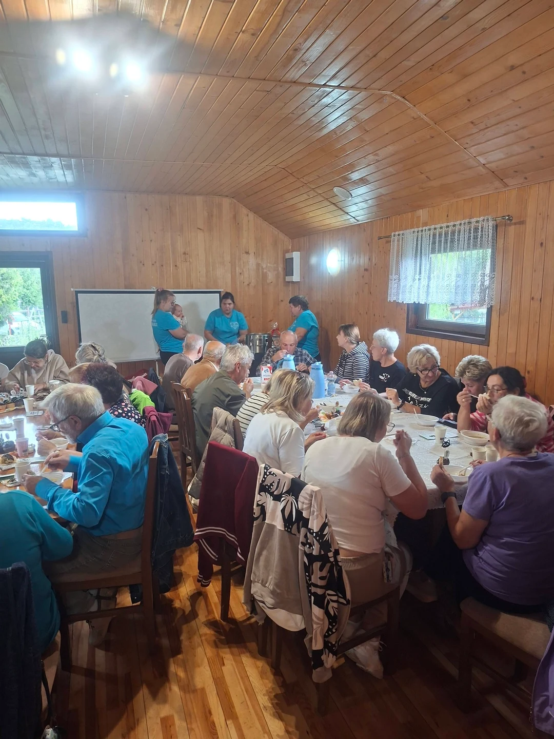 Klub Seniora śpiewa karaoke – zabawa gwarantowana! — zdjęcie 11