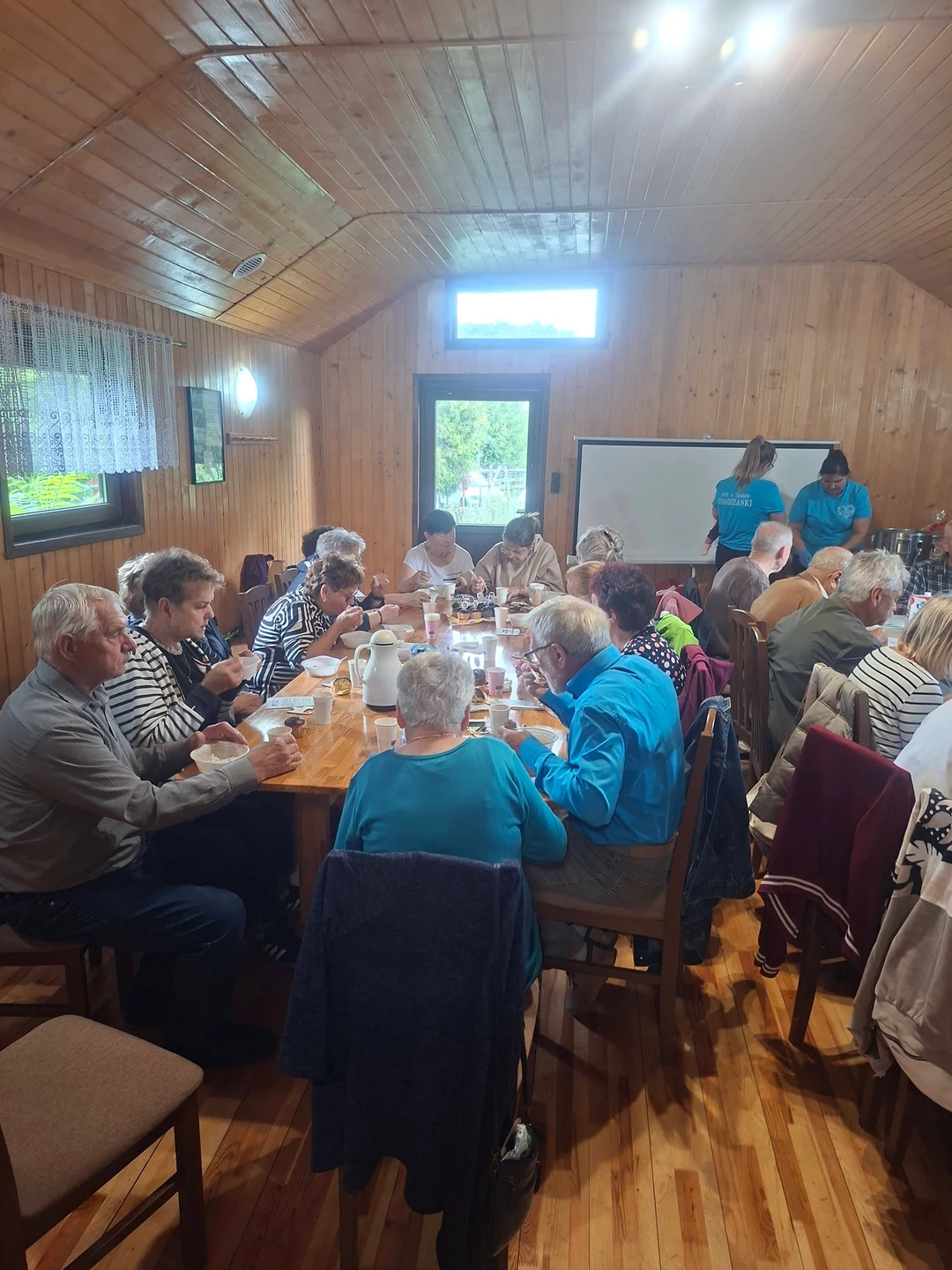 Klub Seniora śpiewa karaoke – zabawa gwarantowana! — zdjęcie 12