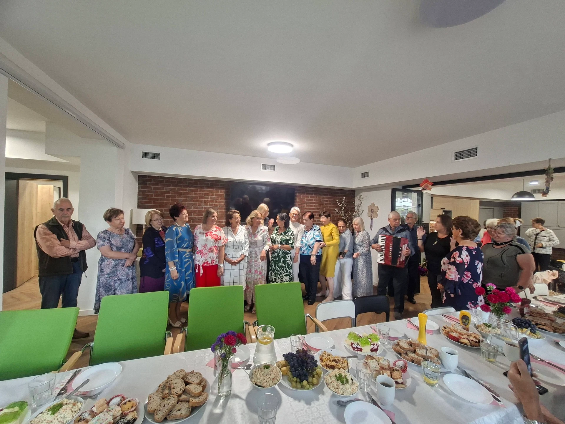 Klub Seniora śpiewa karaoke – zabawa gwarantowana! — zdjęcie 16