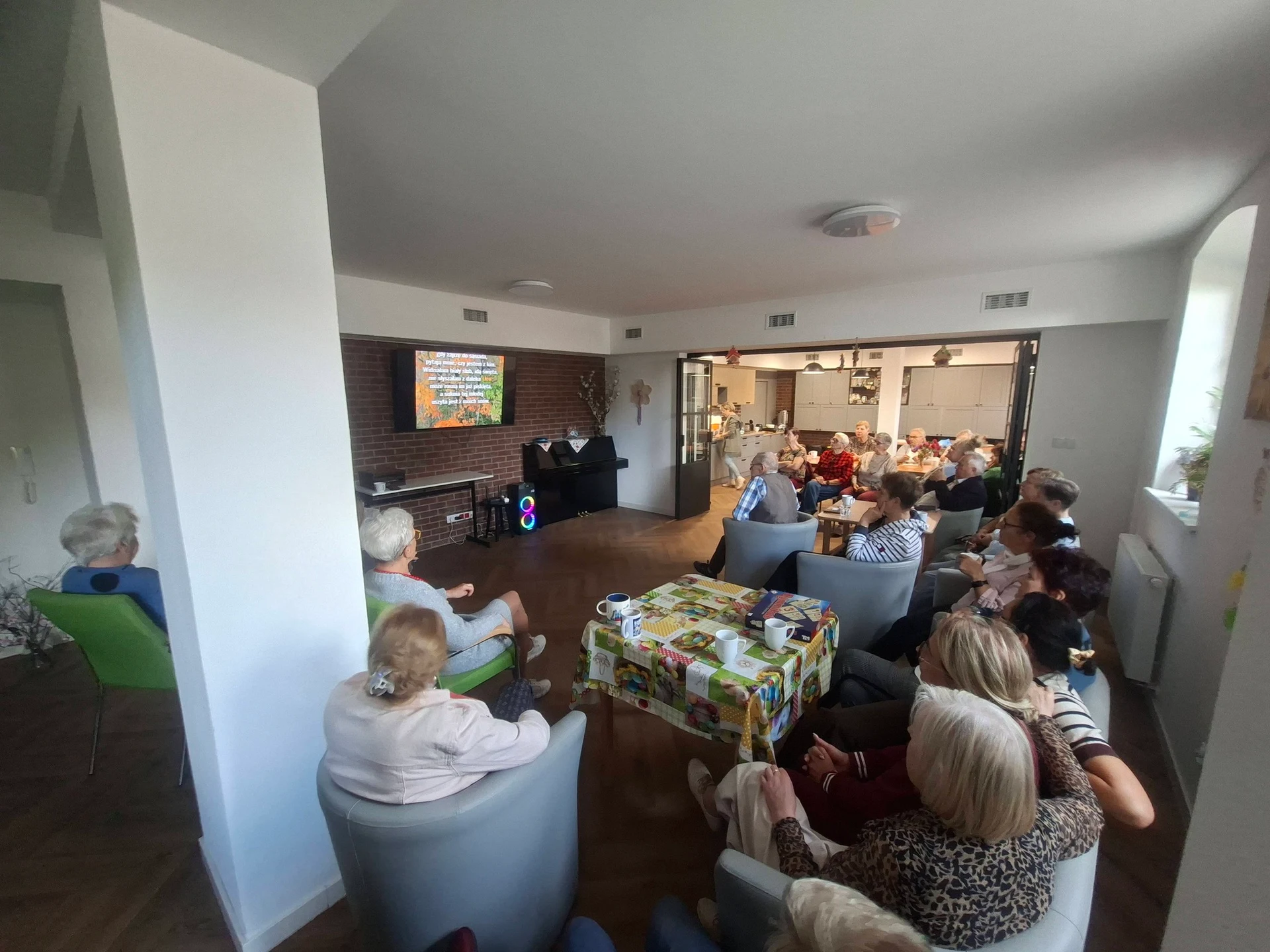 Klub Seniora śpiewa karaoke – zabawa gwarantowana! — zdjęcie 27