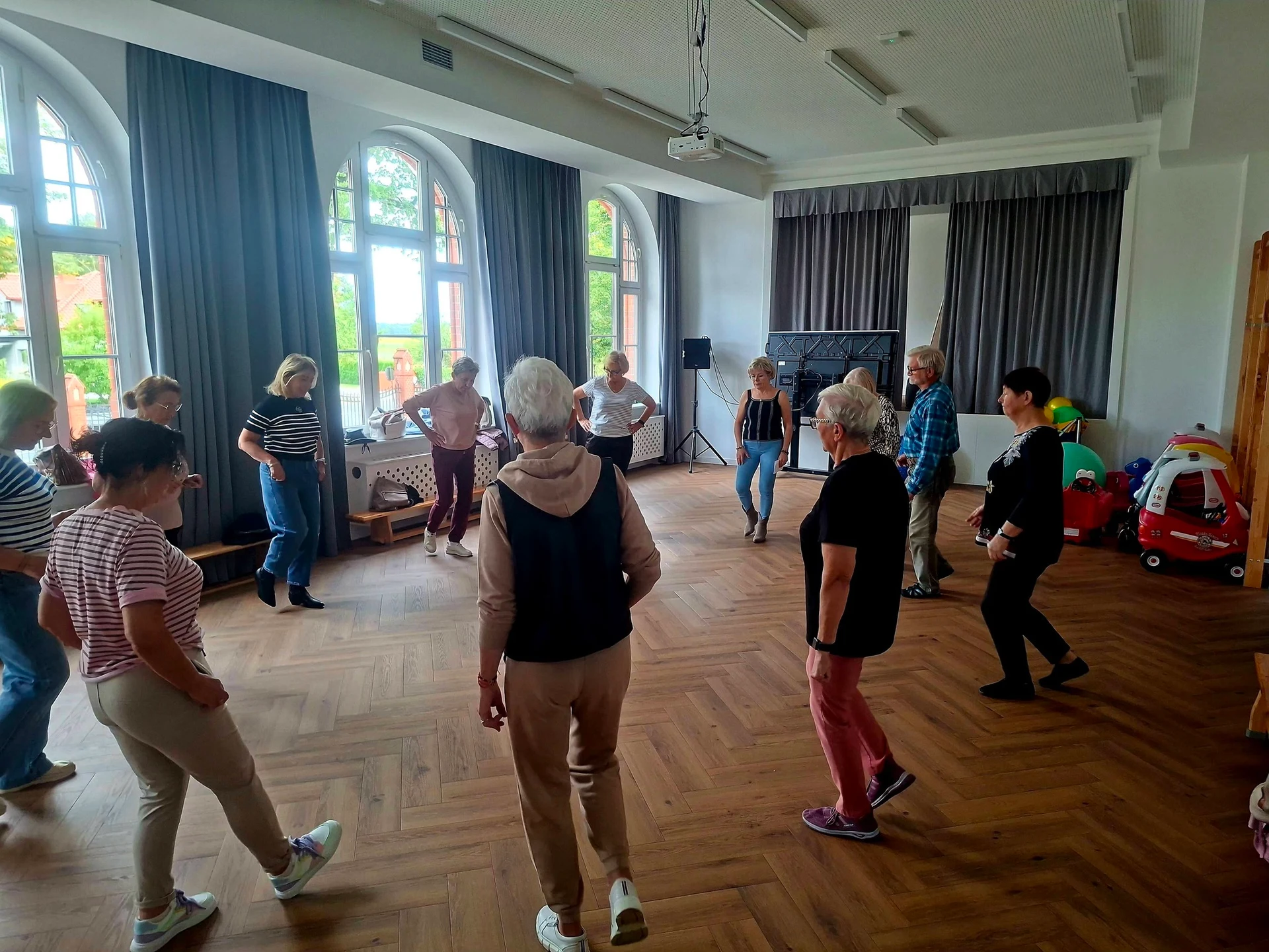 Klub Seniora śpiewa karaoke – zabawa gwarantowana! — zdjęcie 29