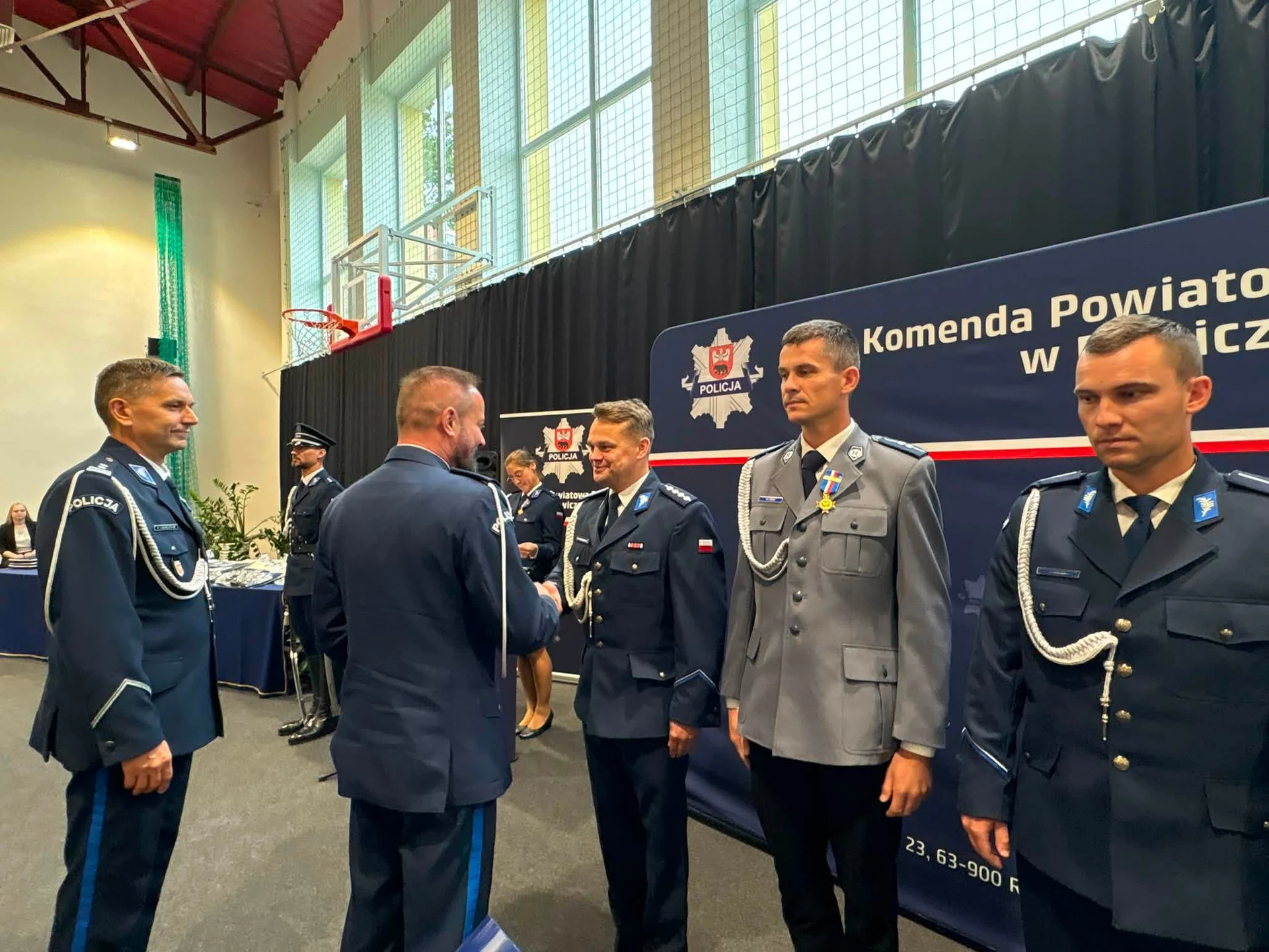 Święto Policji w Rawiczu: awanse, odznaczenia i nowy sztandar — zdjęcie 14
