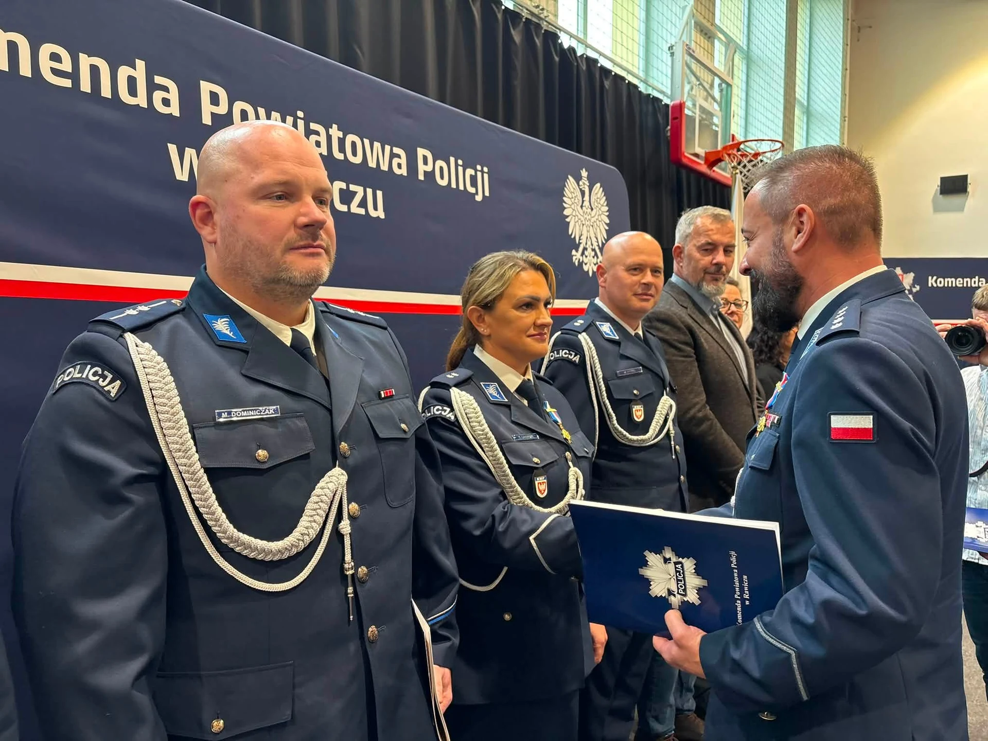 Święto Policji w Rawiczu: awanse, odznaczenia i nowy sztandar — zdjęcie 15