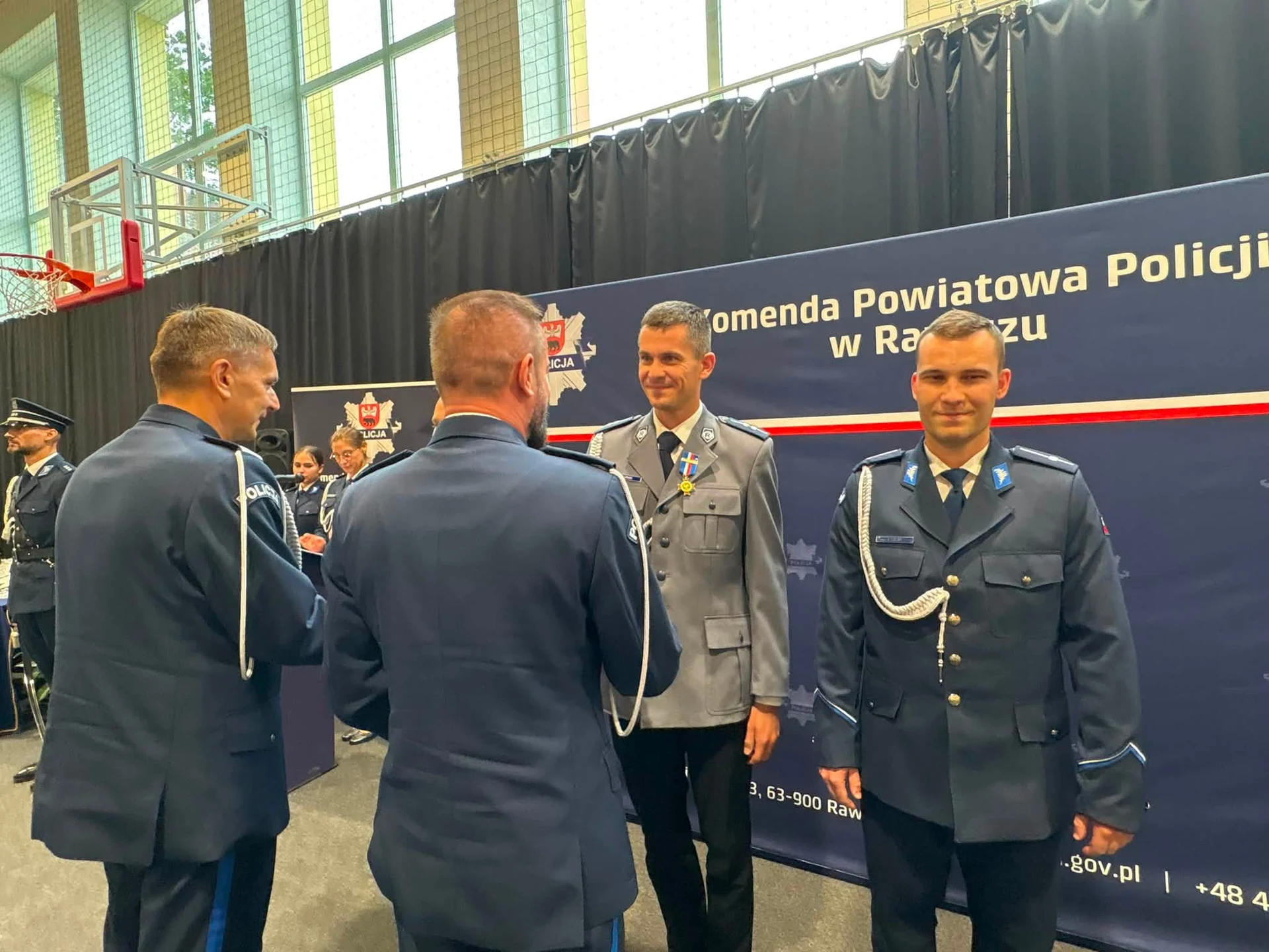 Święto Policji w Rawiczu: awanse, odznaczenia i nowy sztandar — zdjęcie 17