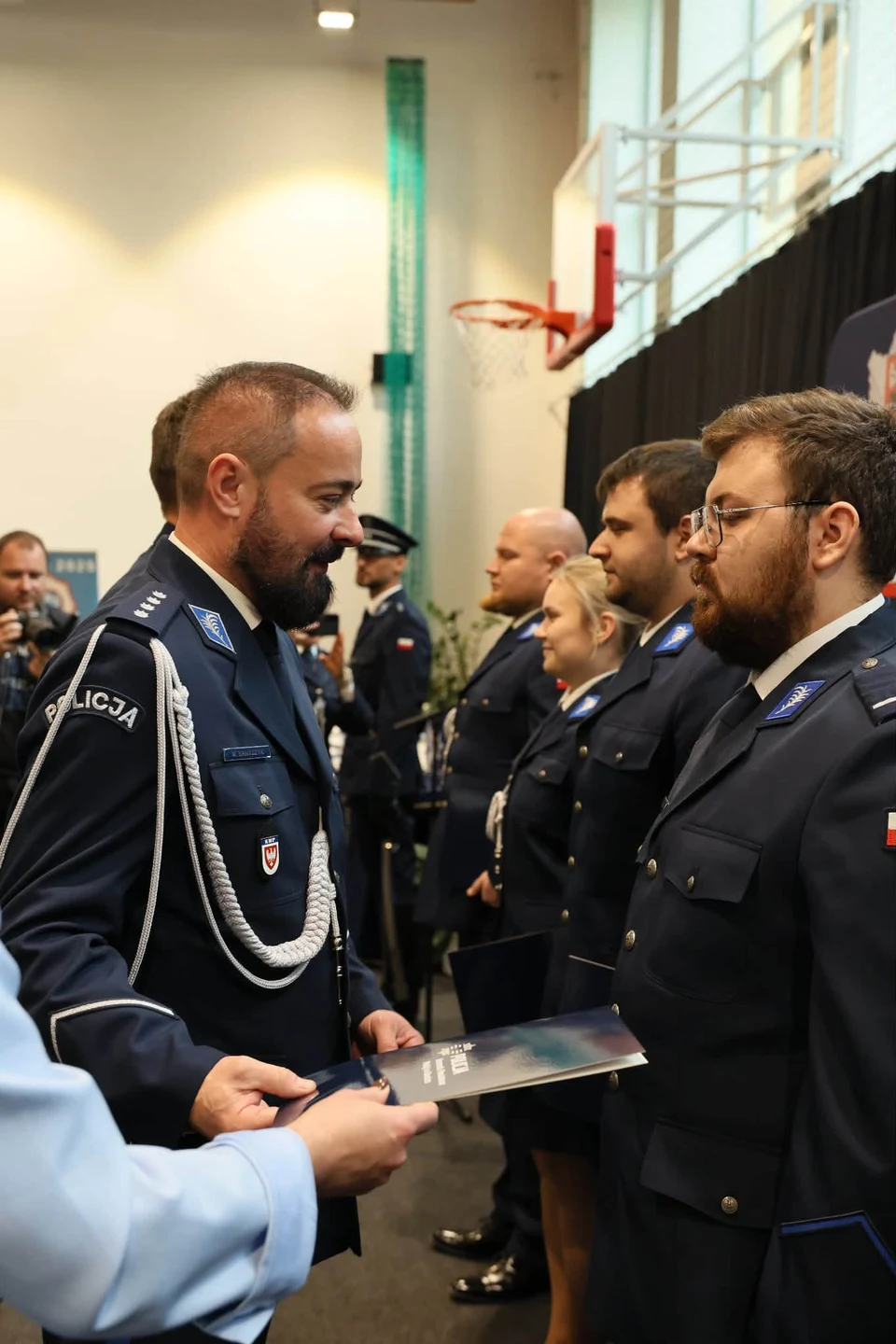 Święto Policji w Rawiczu: awanse, odznaczenia i nowy sztandar — zdjęcie 20