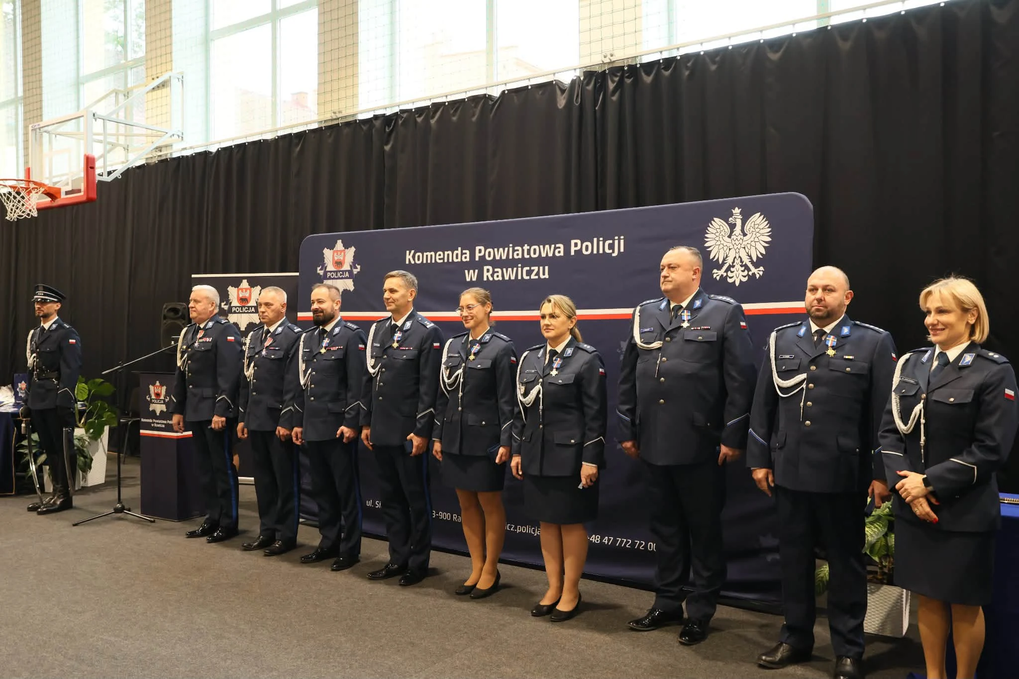 Święto Policji w Rawiczu: awanse, odznaczenia i nowy sztandar — zdjęcie 22