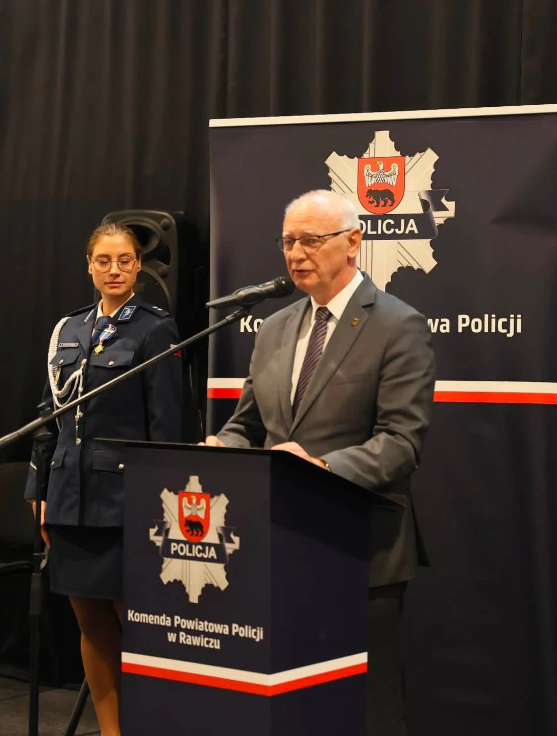 Święto Policji w Rawiczu: awanse, odznaczenia i nowy sztandar — zdjęcie 38
