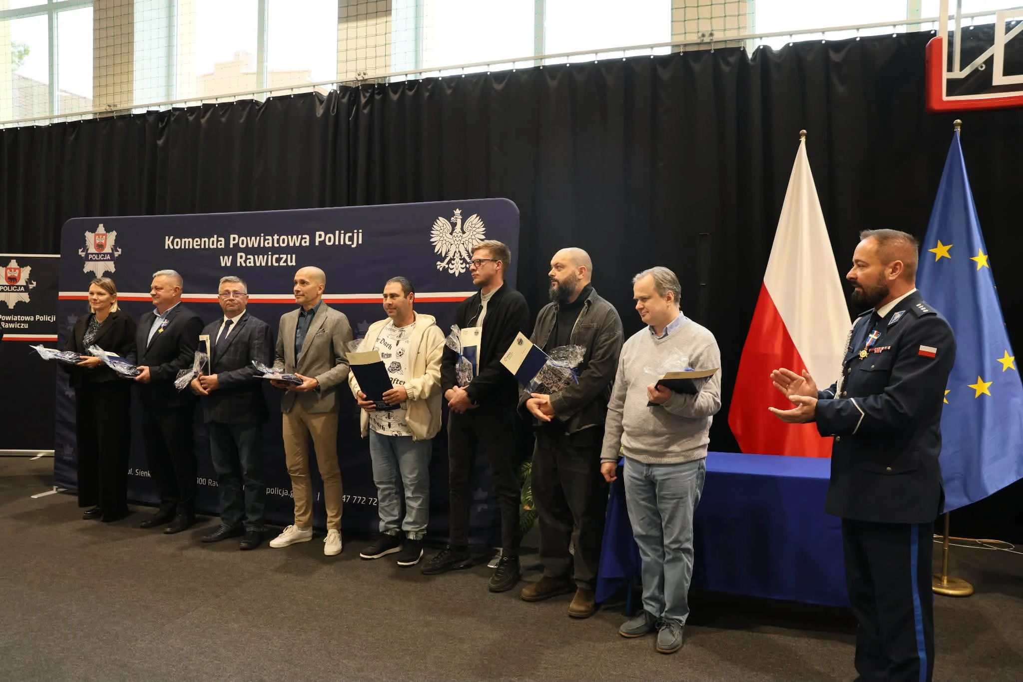 Święto Policji w Rawiczu: awanse, odznaczenia i nowy sztandar — zdjęcie 46