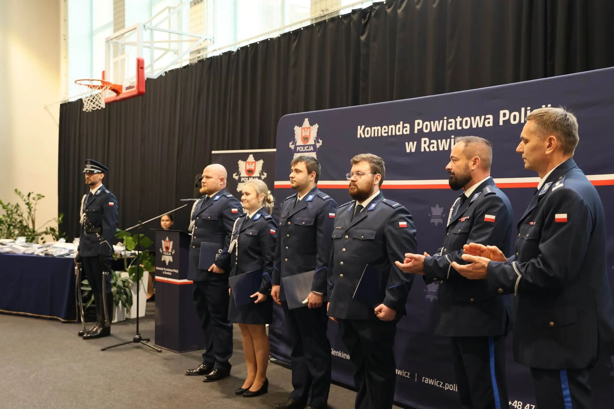 Święto Policji w Rawiczu: awanse, odznaczenia i nowy sztandar — zdjęcie 48
