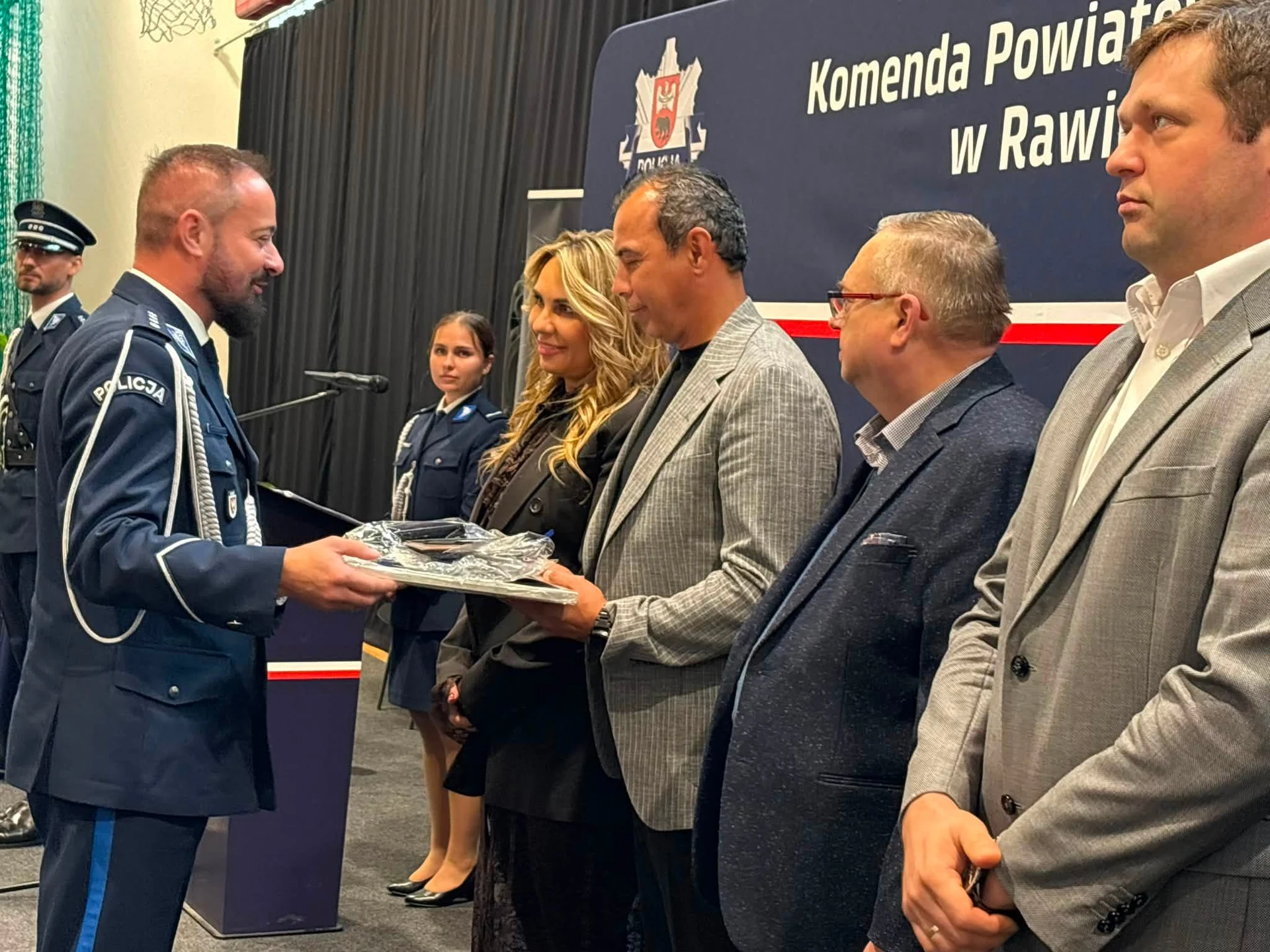 Święto Policji w Rawiczu: awanse, odznaczenia i nowy sztandar — zdjęcie 50