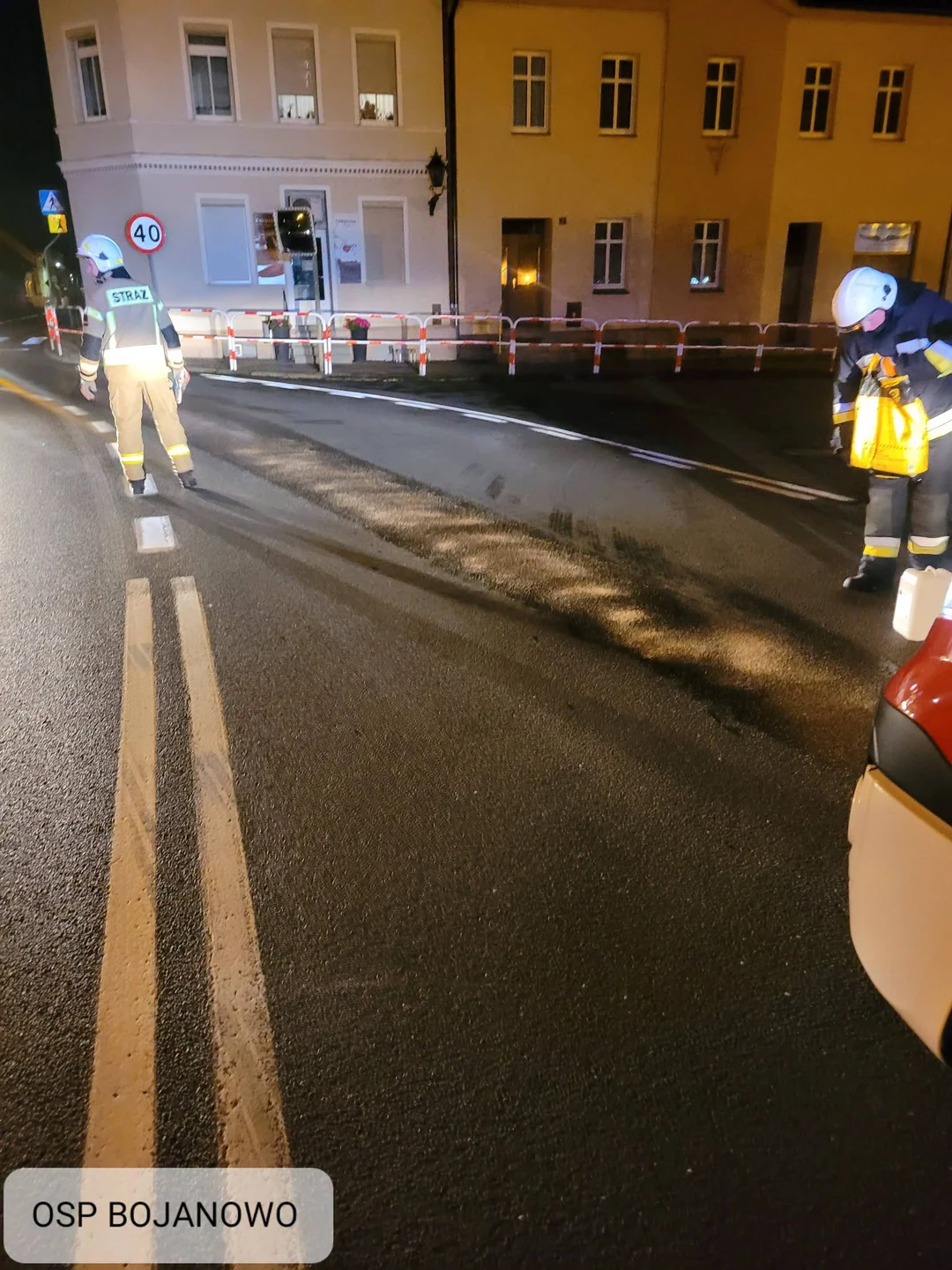 Plama oleju na DW 309 – interwencja straży pożarnej