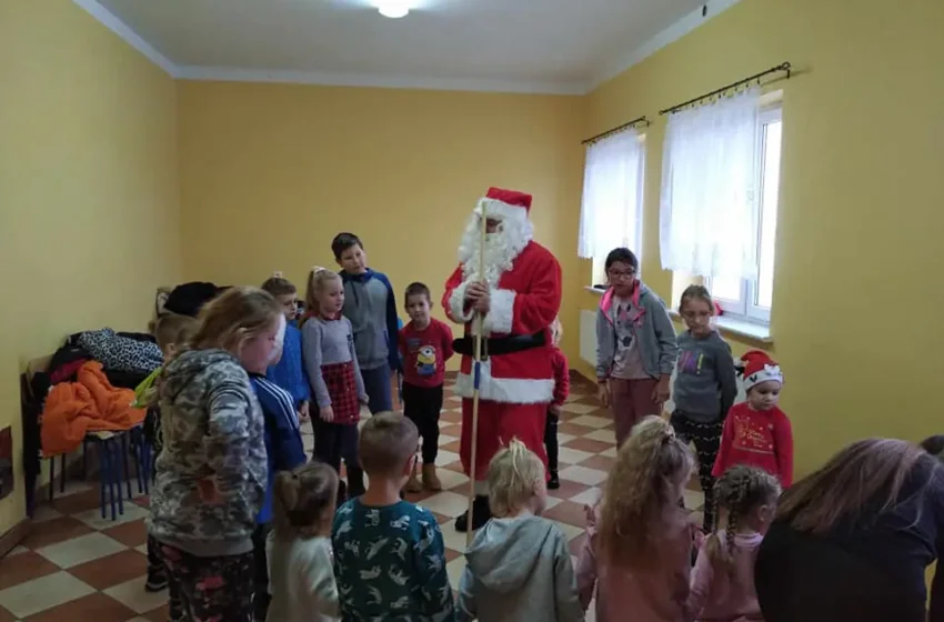  Mikołaj w gościach w Sowinach: Świąteczne Zabawy i Radość Dzieci na Sali Wiejskiej