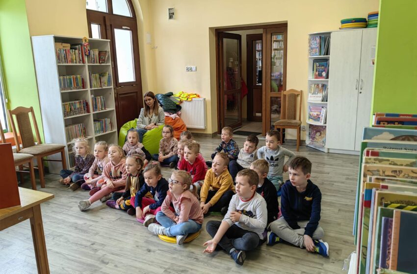  Przedszkolaki w bibliotece na teatrzyku