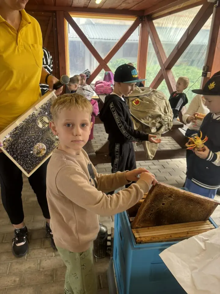 Dzieci z Przedszkola im. Misia Uszatka w Bojanowie odwiedziły Zagrodę Pszczółki Przyjaciółki