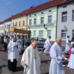 Tradycyjne Majowe Nabożeństwa w DPS Pakówka: Nowe Oświetlenie, Ogrodzenie i Kreatywne Dzieła Mieszkańców