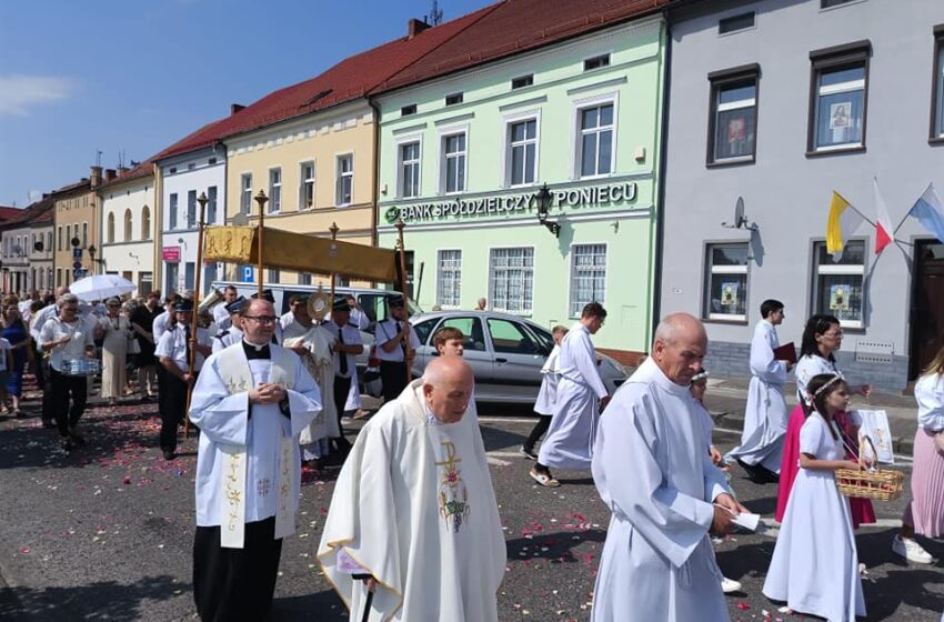  Uroczyste Obchody Bożego Ciała w Bojanowie: Procesja i Wspólne Świętowanie