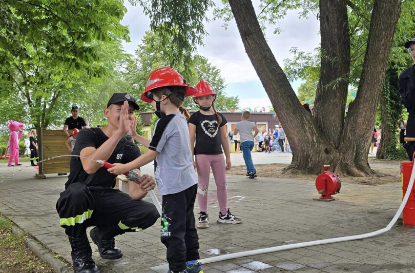  OSP Tarchalin na Festynie Rodzinnym w Przedszkolu nr 10 w Lesznie: Edukacja i Zabawa dla Dzieci