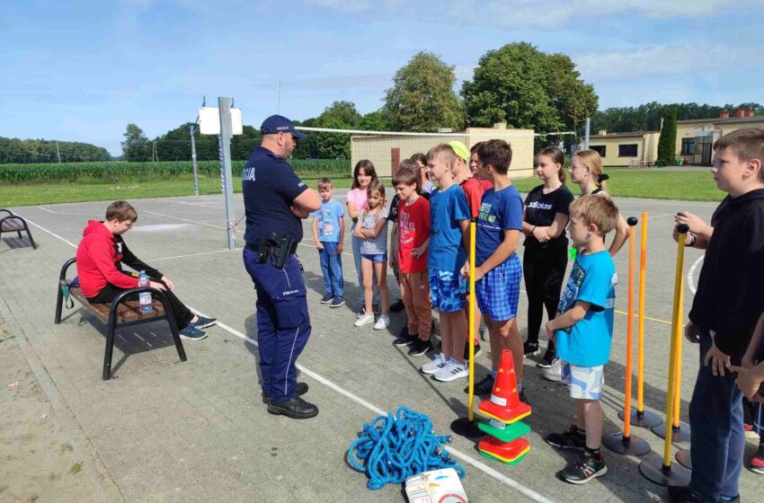  Policjanci z Bojanowa na Egzaminie na Kartę Rowerową w Szkole w Gościejewicach