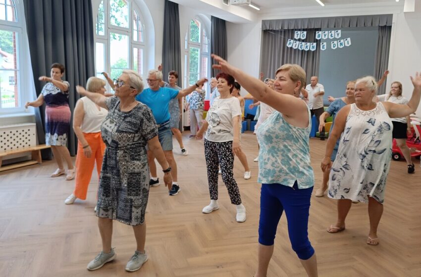  Lipiec w Klubie Seniora: Zdrowa Lemoniada, Kulinarne Przygody i Tańce