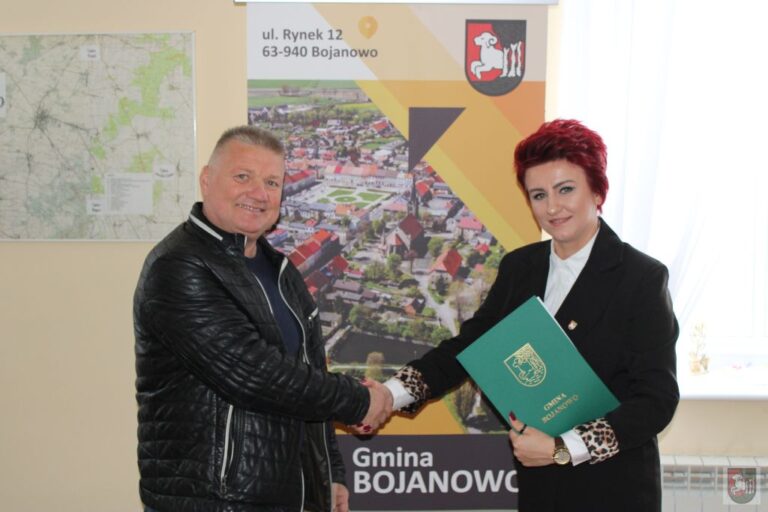 Podpisanie Umowy na Odmulenie Stawu w Trzeboszu