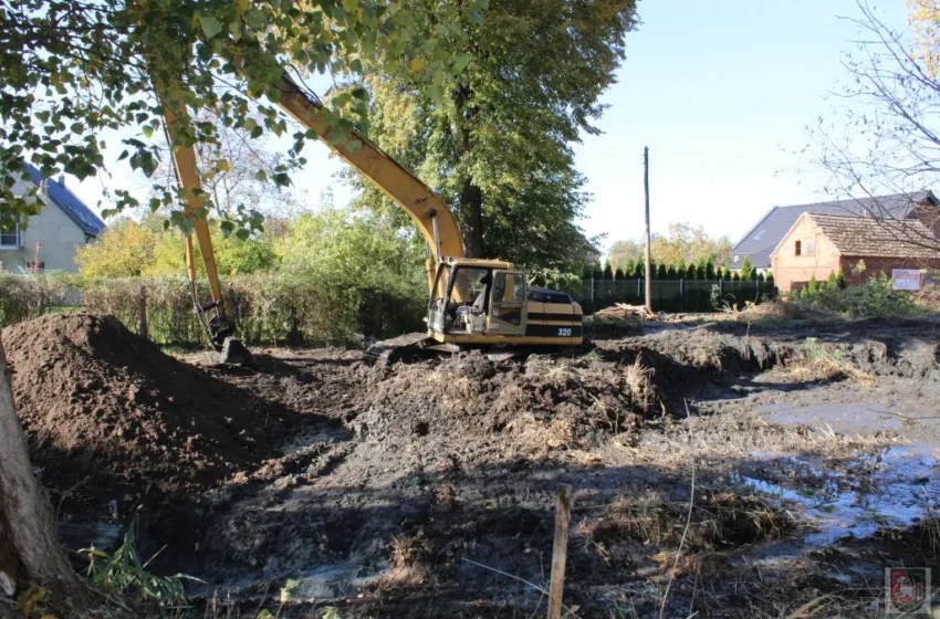  Trwają prace nad odmuleniem i oczyszczeniem stawu w Trzeboszu