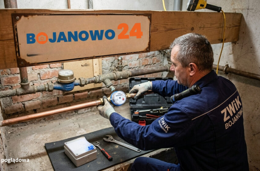 Pracownik ZWiK wymienia wodomierz główny w Czechnowie